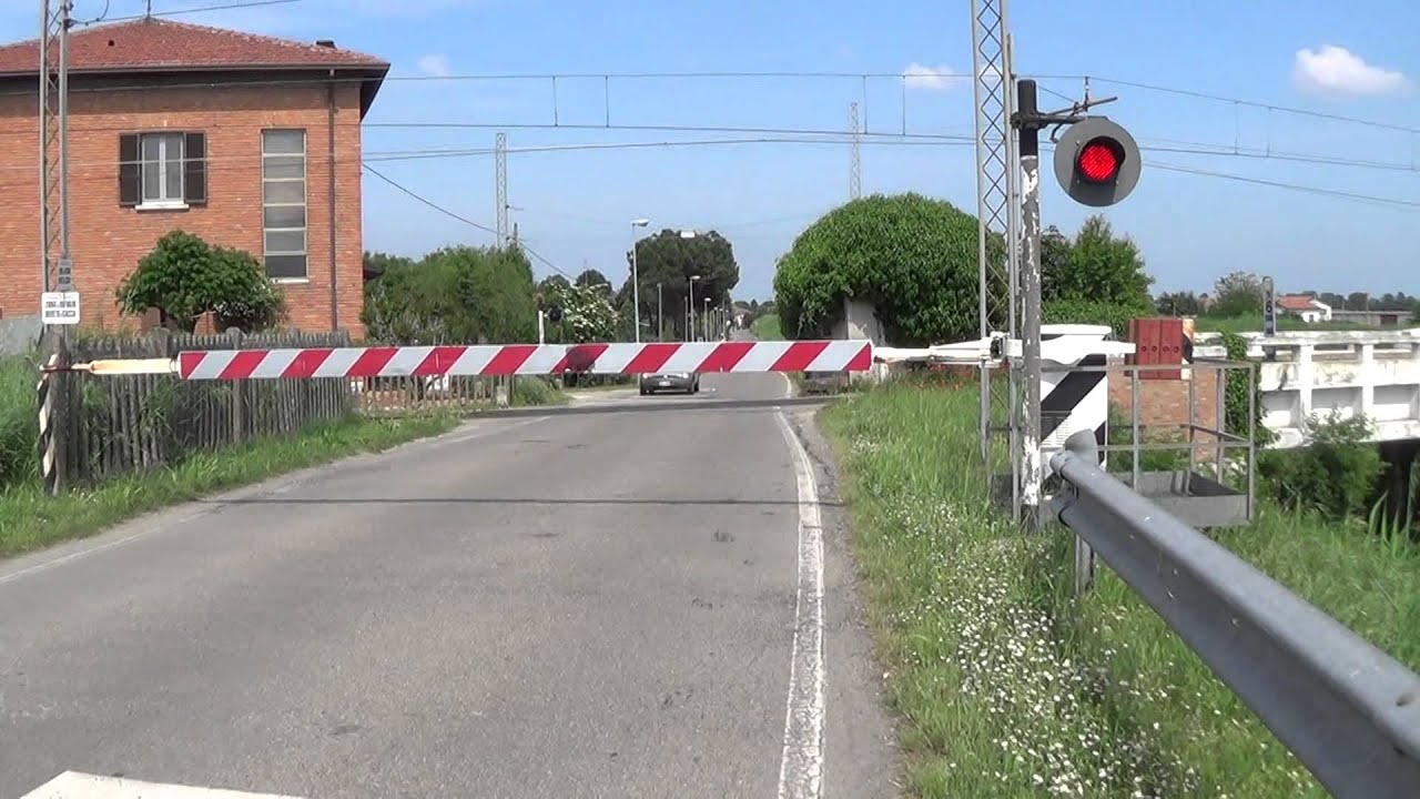 Passaggio a livello di via Antonio Fratti in HD - Alfonsine (RA) // Level Crossing