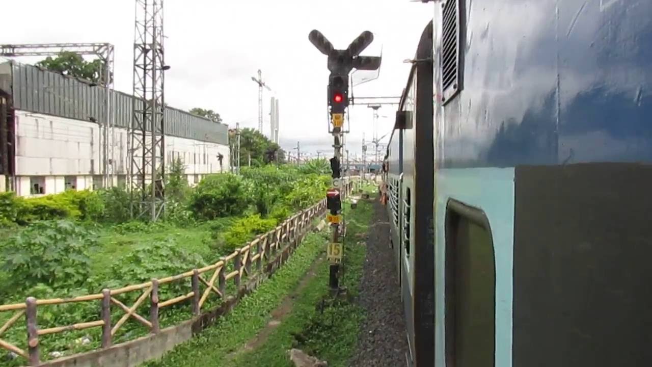 12622 Tamil Nadu Super Fast express arriving at Nagpur Junction, Maharashtra!