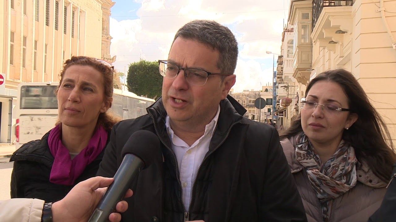 Il-Kap tal-PN Adrian Delia jżur in-negozji fil-Mosta