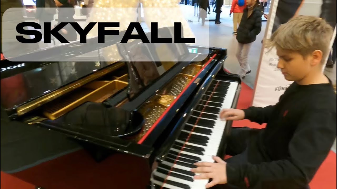 Incredible Piano Cover of SKYFALL - Piano in Public