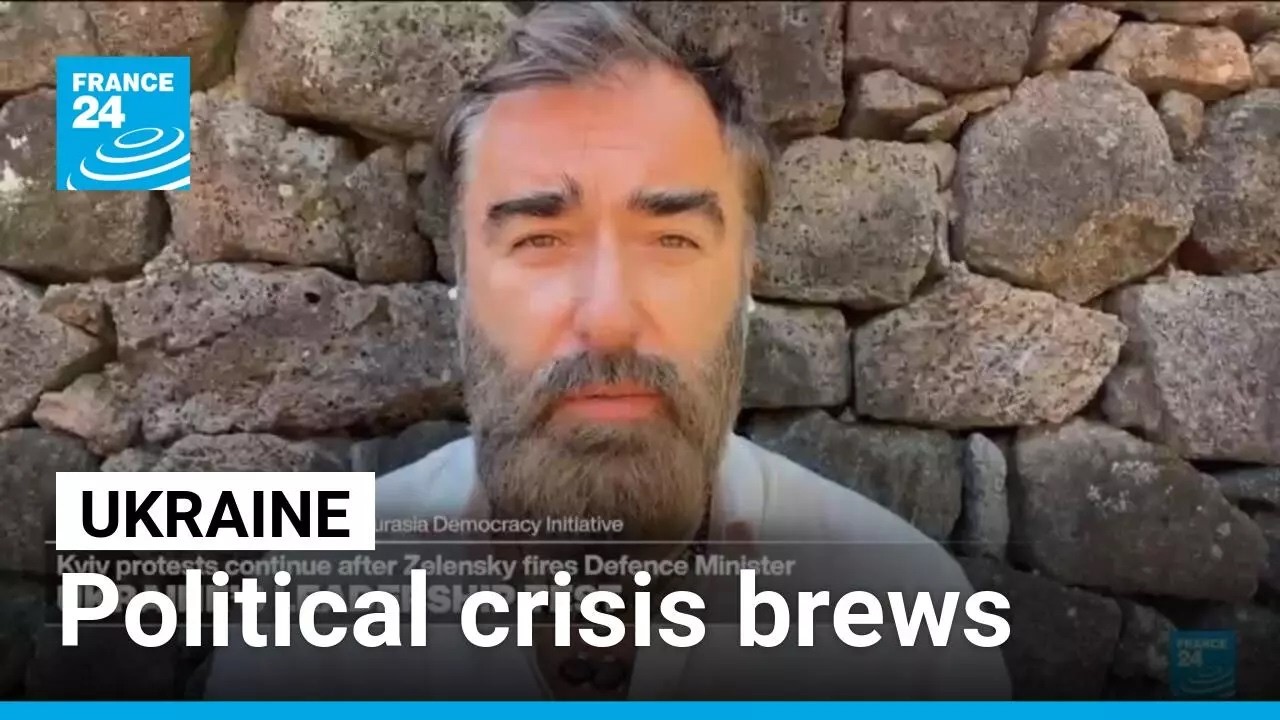 Ukrainians back ousted defence minister as political crisis brews &bull; FRANCE 24 English