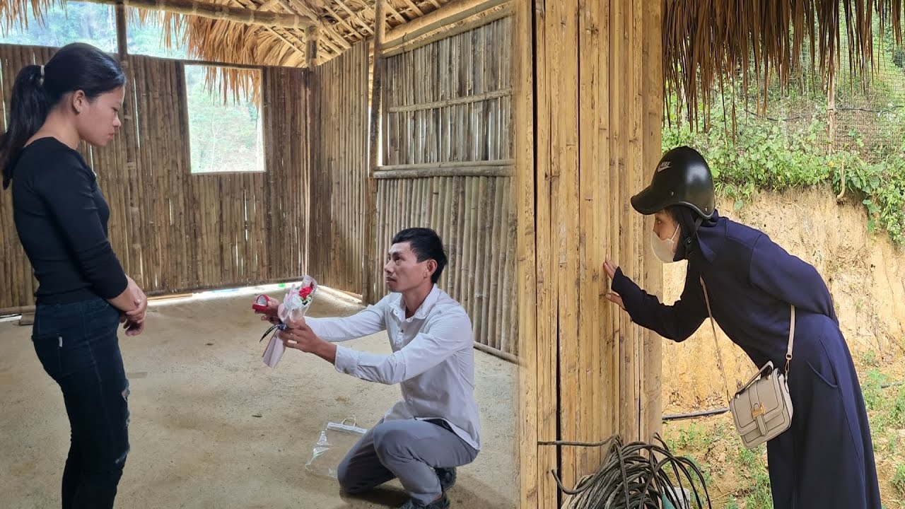 Thai bought a ring to confess to Mai but was rejected. Thuy saw it and pulled Thai to her side