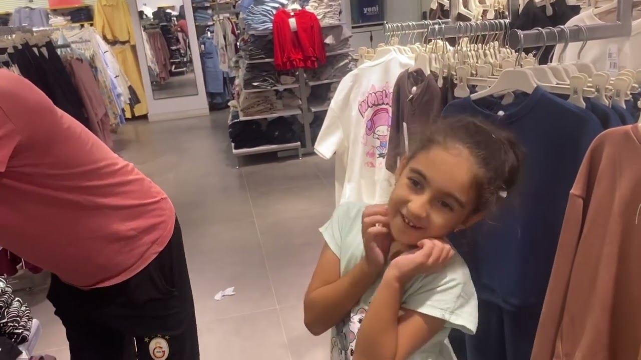 Ebrar Mira kendine kıyafet bakıyor