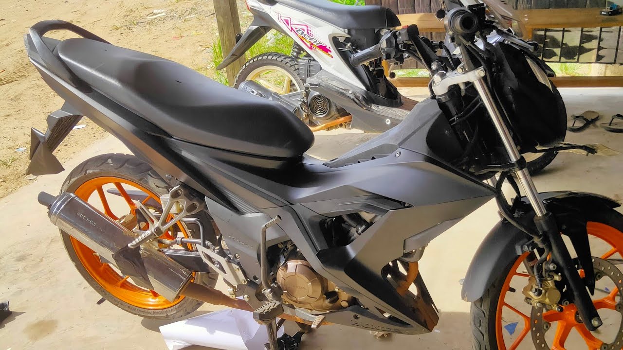 mengubah warna motor honda sonic, wrapping oren putih ke hitam dop
