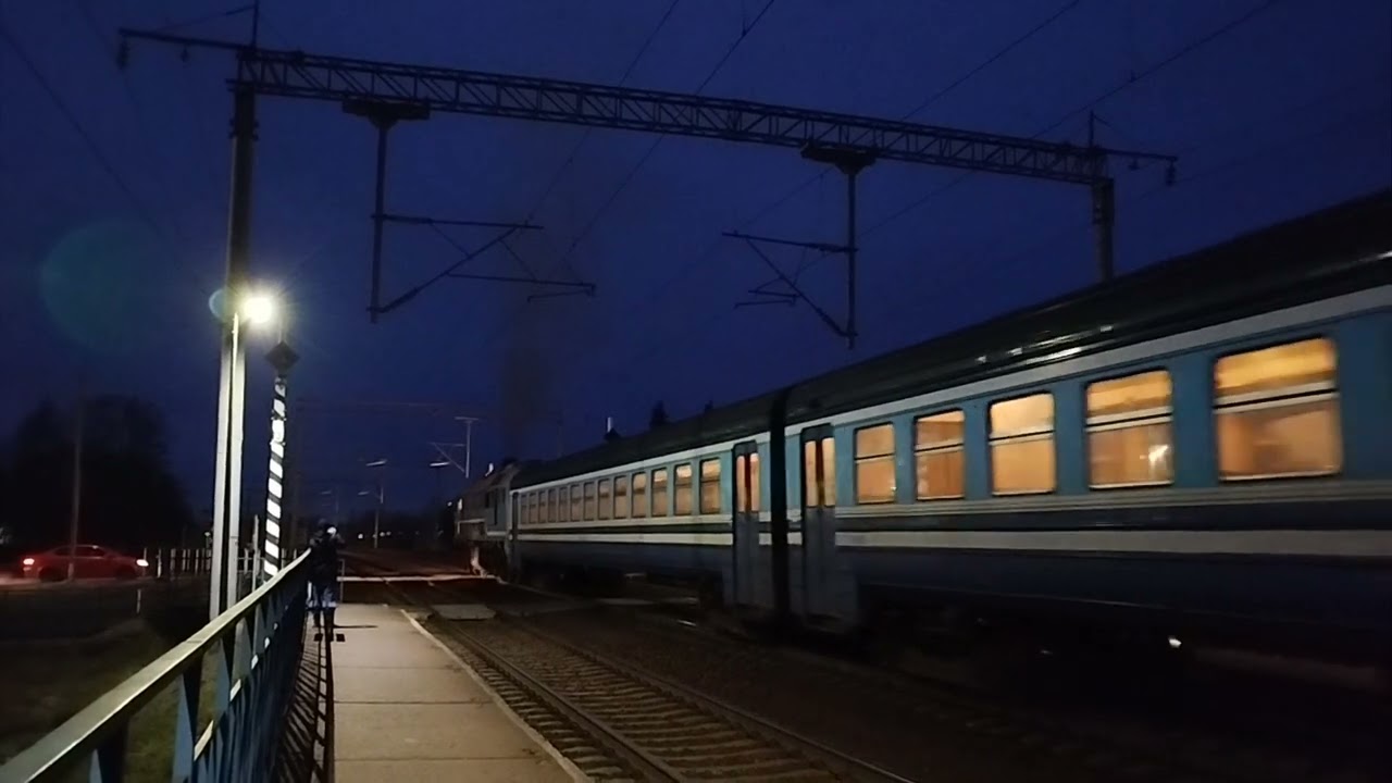 ДРБ1-12 + 2М62у-0312 с пригородным поездом отправляется с о.п.Киселевичи