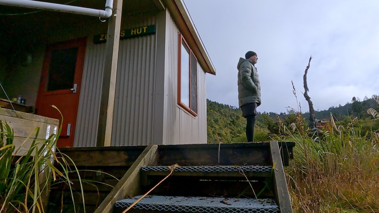 Zekes Hut, Hihitahi Forest Sanctuary. Heavy Rain Solo Camping and Hike.