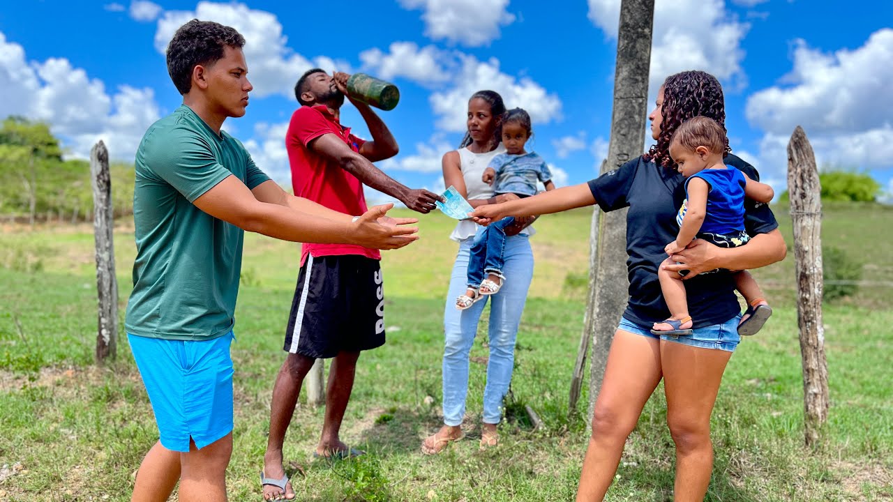 MULHER ALCOÓLATRA GASTA A PENSÃO COM CACHAÇA