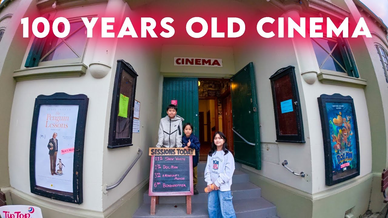 🎬Watching Minecraft at a 100 Year Old Cinema in Geraldine, New Zealand! 🎮🍿
