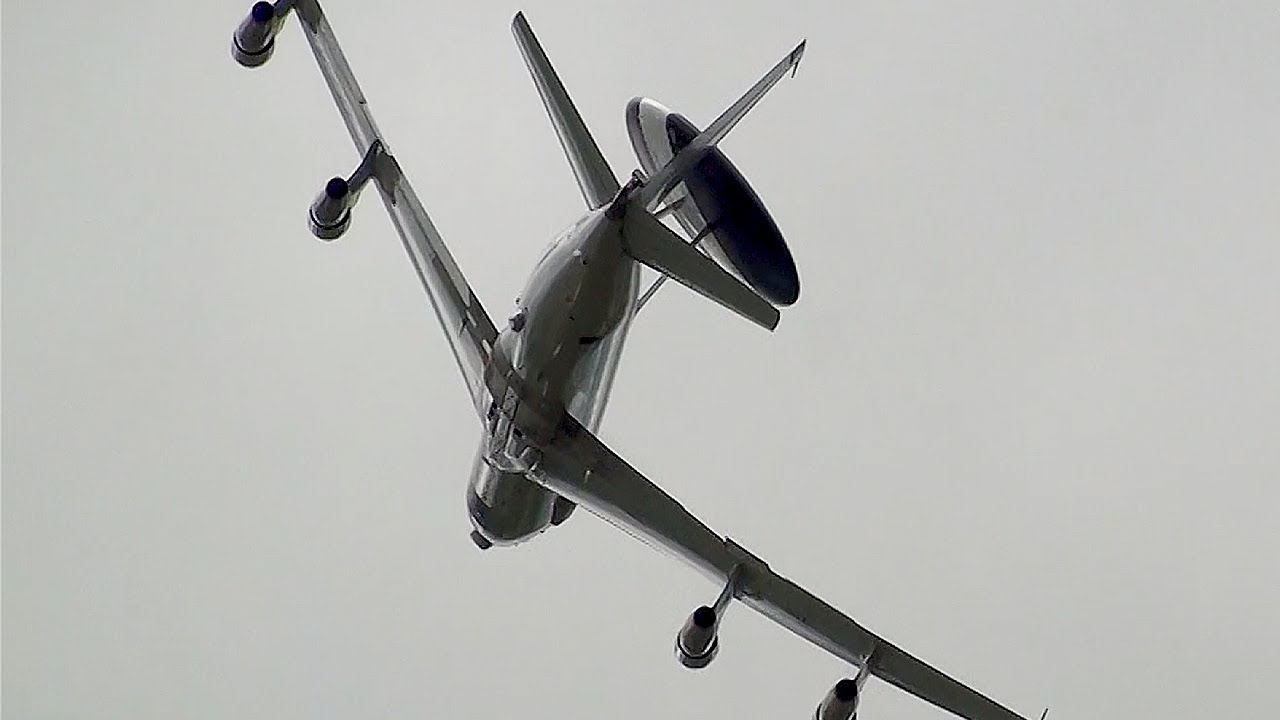 Unbelievable flying skills - NATO E-3 AWACS fighter-style run and break and landing
