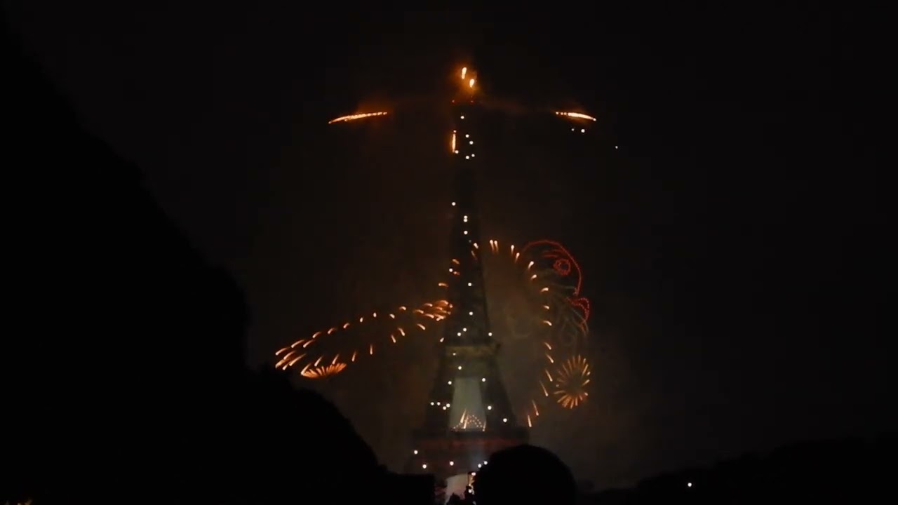 14/07/2025  パリ祭・フランス革命記念日　エッフェル塔の花火　　　　「Le feu d'artifice du 14 juillet à la Tour Eiffel」