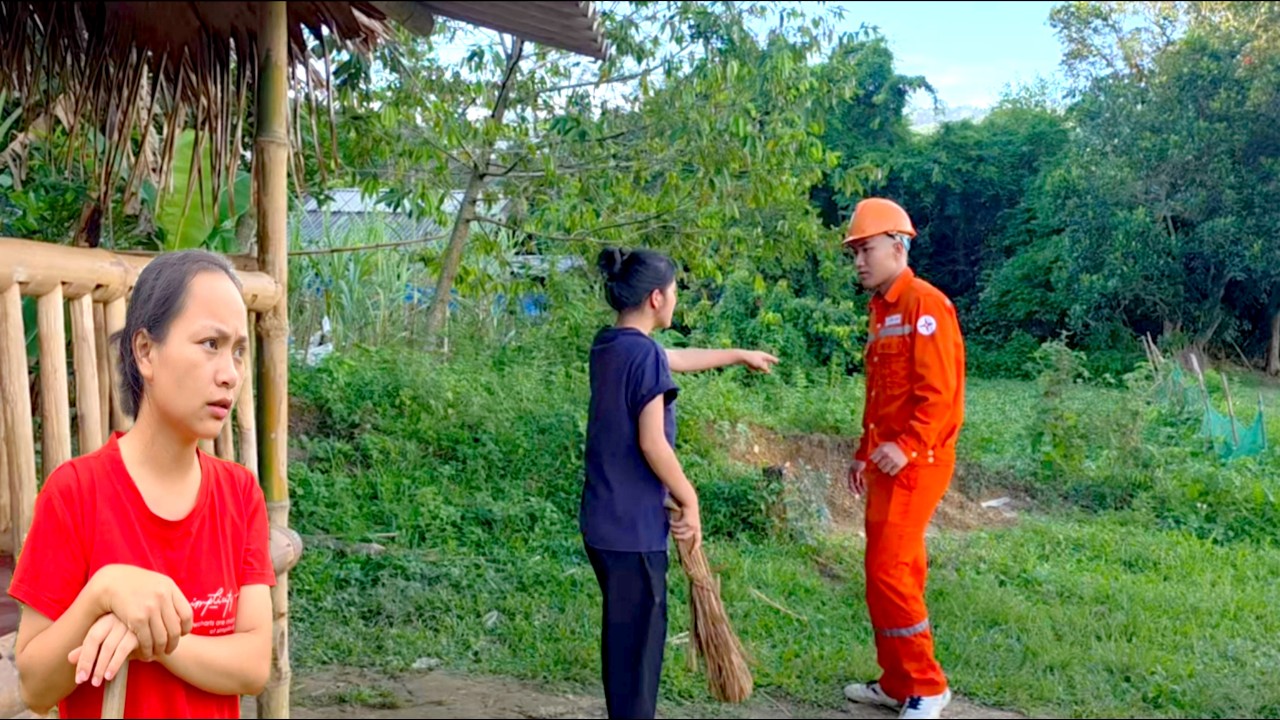 Chinh's ex-husband came to visit but was taught a lesson by her younger sister.