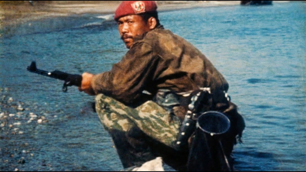 TIMOR TIMUR 1975 - PASUKAN FRETILIN NONTON KKO MARINIR INDONESIA EVAKUASI PENGUNGSI DI PANTAI DILI