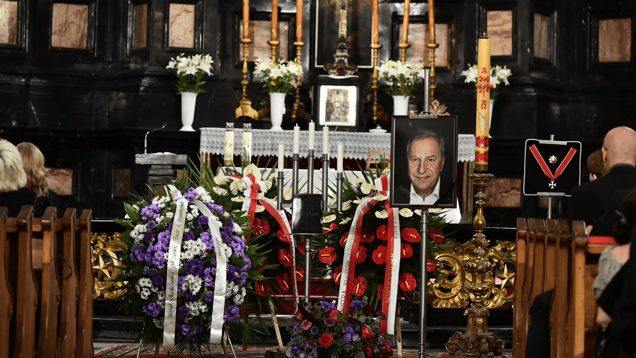 GROMKIE BRAWA na ostatnim pożegnaniu Jerzego Stuhra. Odeszła LEGENDA