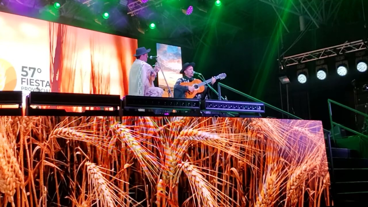 LOS PAYADORES PRESENTES EN EL ESCENARIO DE LA FIESTA DEL TRIGO.