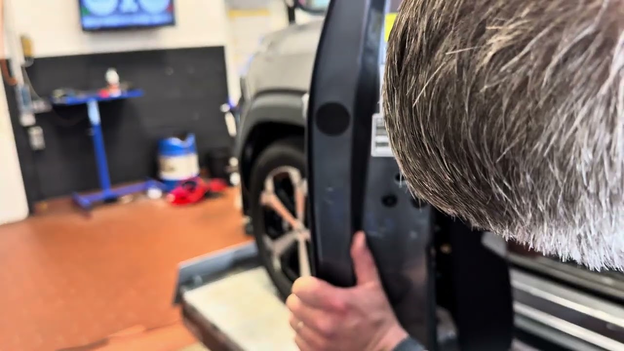 Dacia Duster III Bigster Türverkleidung demontieren und der schnarrende Bajonettverschluss