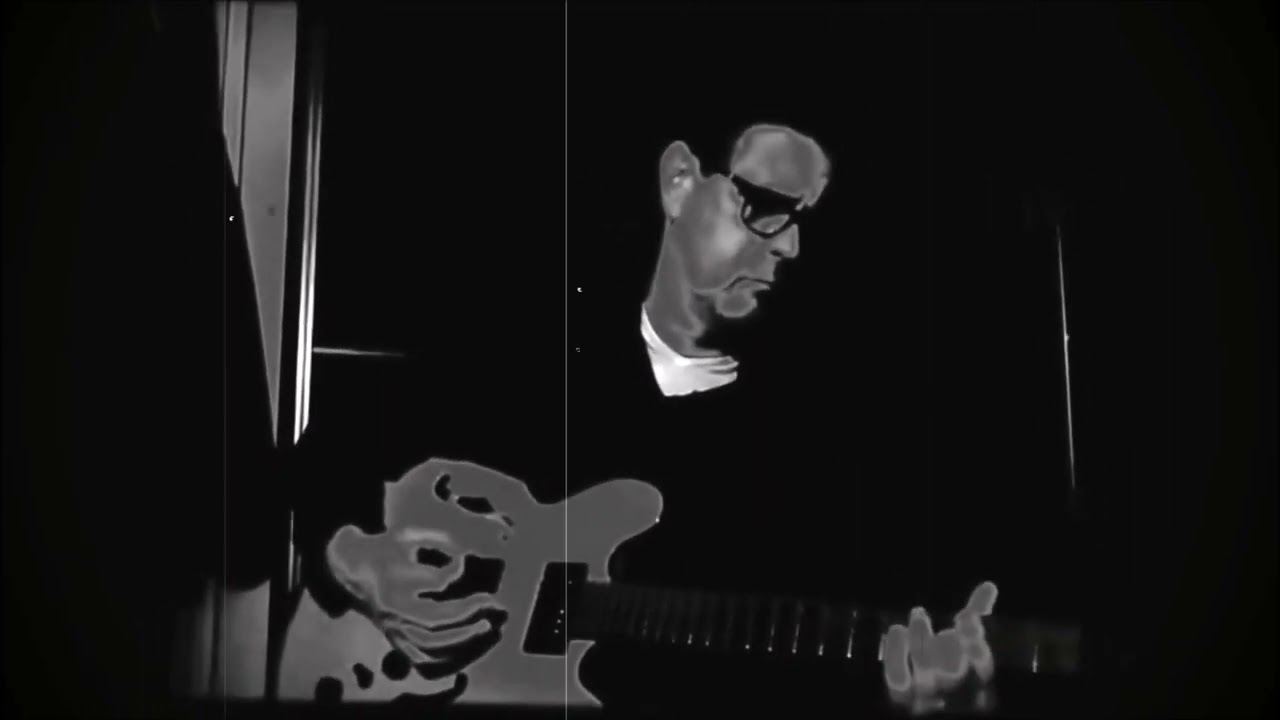 Sound experiment with tron-up and digital delay effects - by Bert S.
