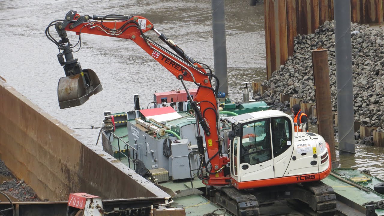 Soeren66 - Bagger TEREX TC125 beim Schlacke schaufeln