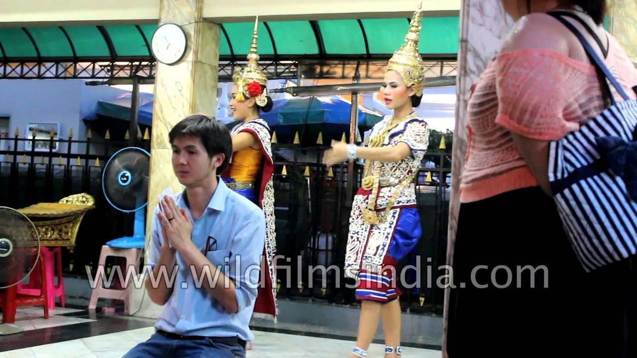 Thai dancers perform at Erawan shrine - Thailand