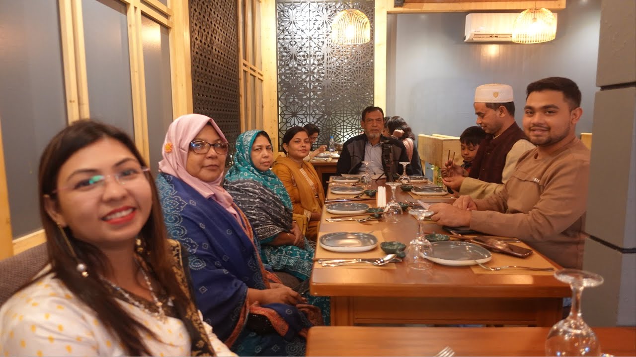 আম্মু আব্বুকে নিয়ে আমার পছন্দের একটা রেস্টুরেন্টে খাওয়া দাওয়া করলাম