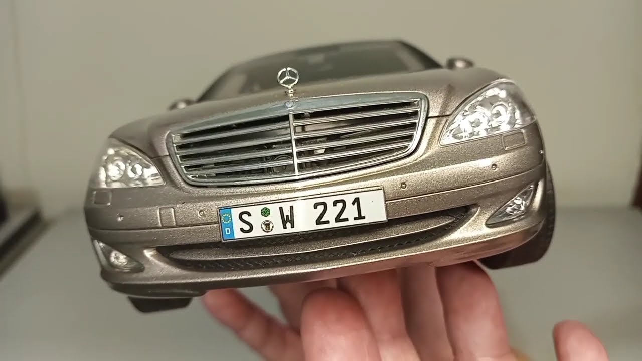 Diecast Autoart 1:18 Mercedes Benz S Class w221 S 500 Cubanite Silver Dealer Box