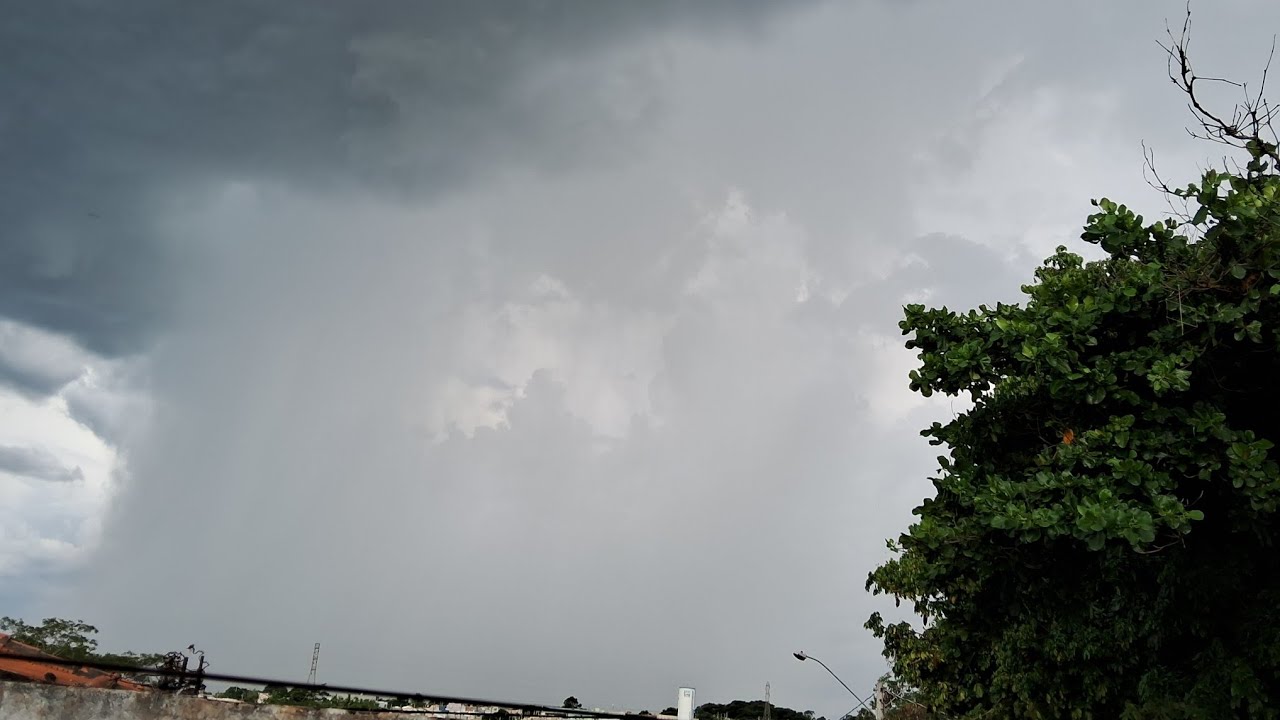 Tempestade explode sobre Rio Preto – Microexplosão impressionante