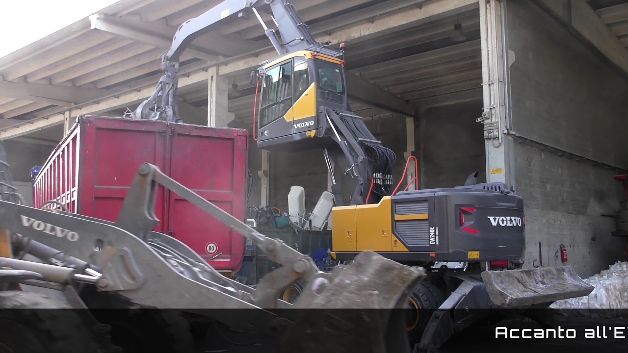 Volvo CE EW240E MH per A2A Recycling a Novate Milanese