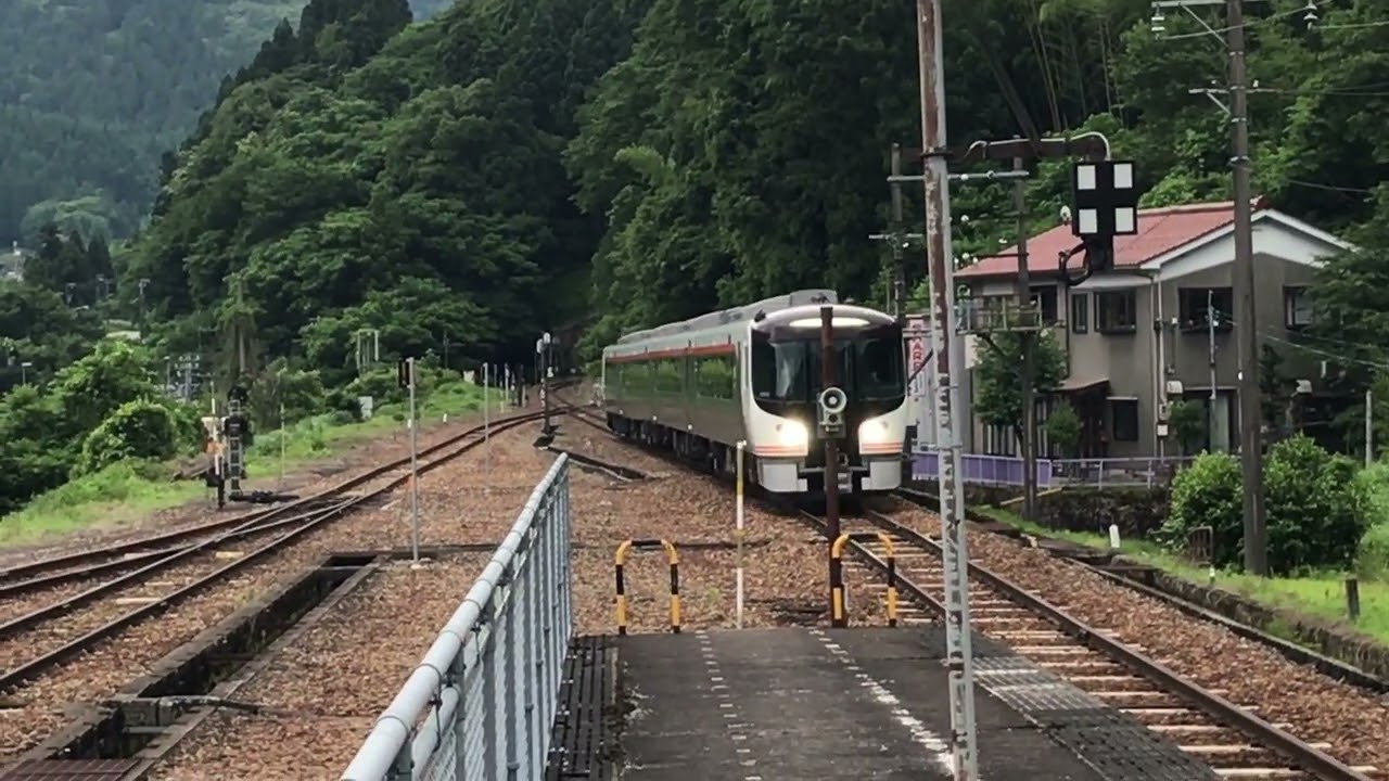 猪谷駅に到着する「ひだ７号」