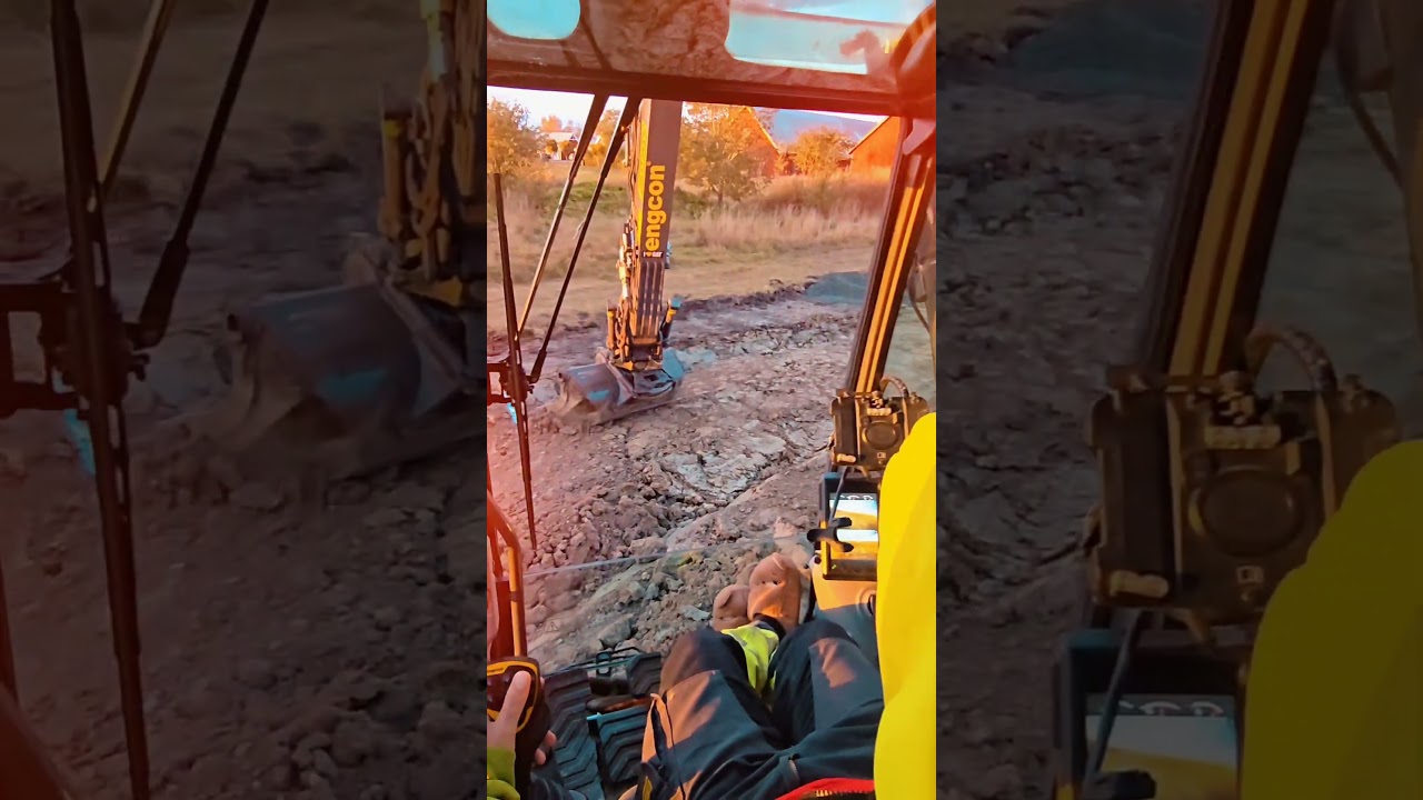 Bara en massa lek f&ouml;r min del 😂#gr&auml;vmaskin #reels #engcon #operator #leicageosystems