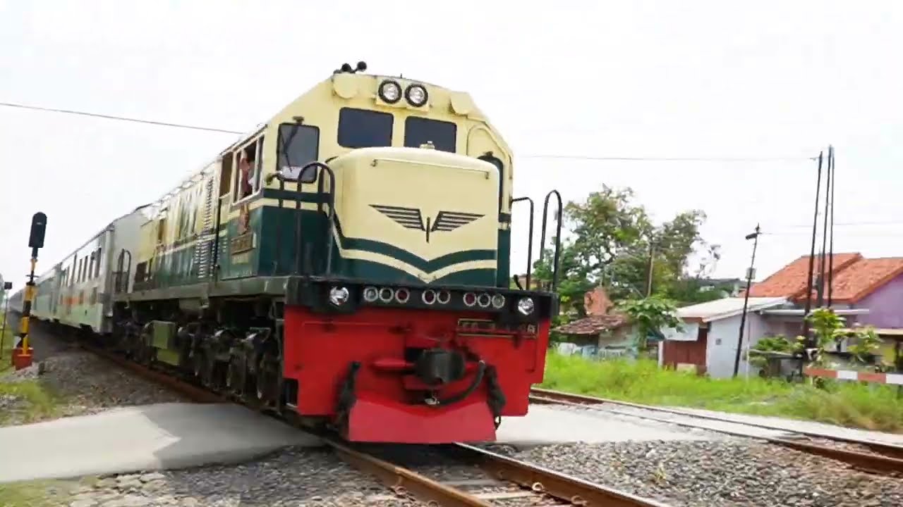 DUA KERETA API ELIT ARGO BROMO ANGGREK SUPER NGEBUT DI PERLINTASAN STASIUN PETARUKAN