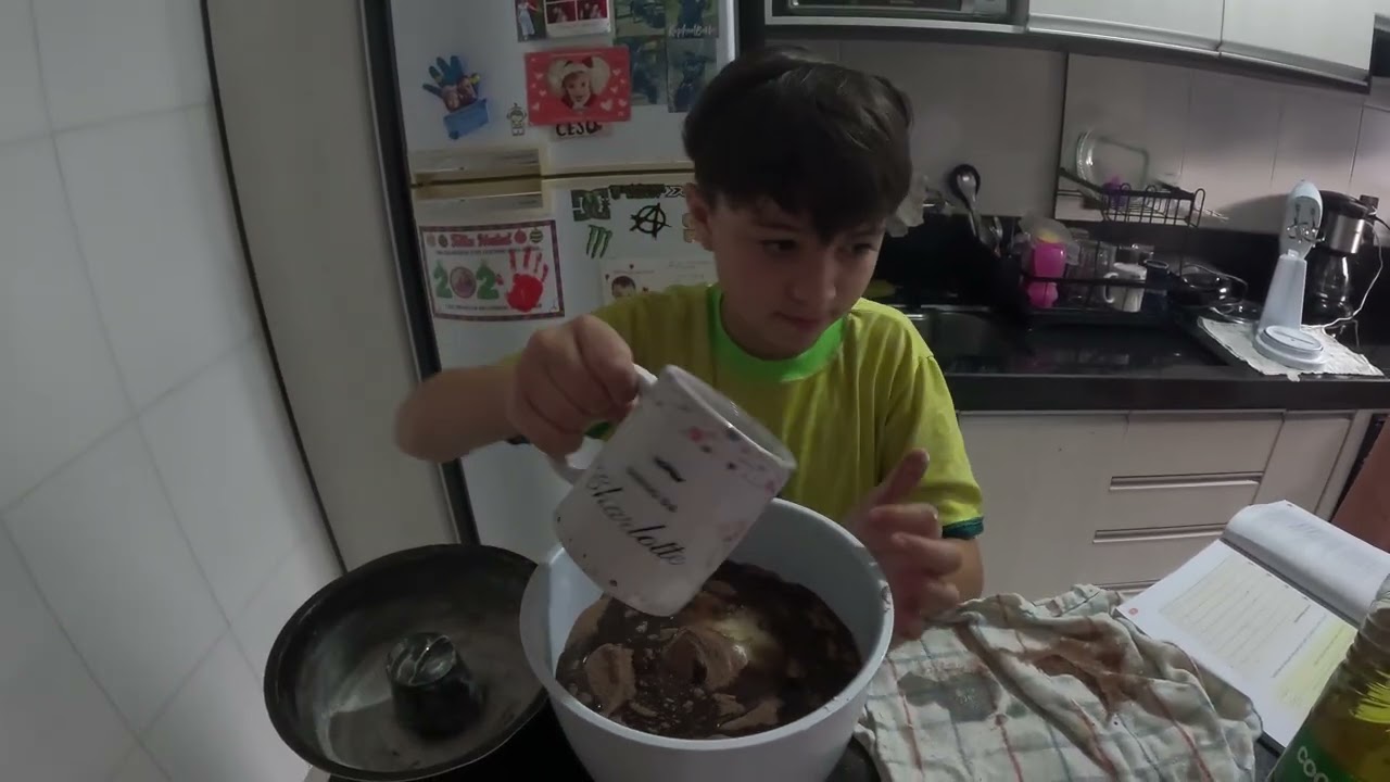 Guh fazendo bolo de chocolate 