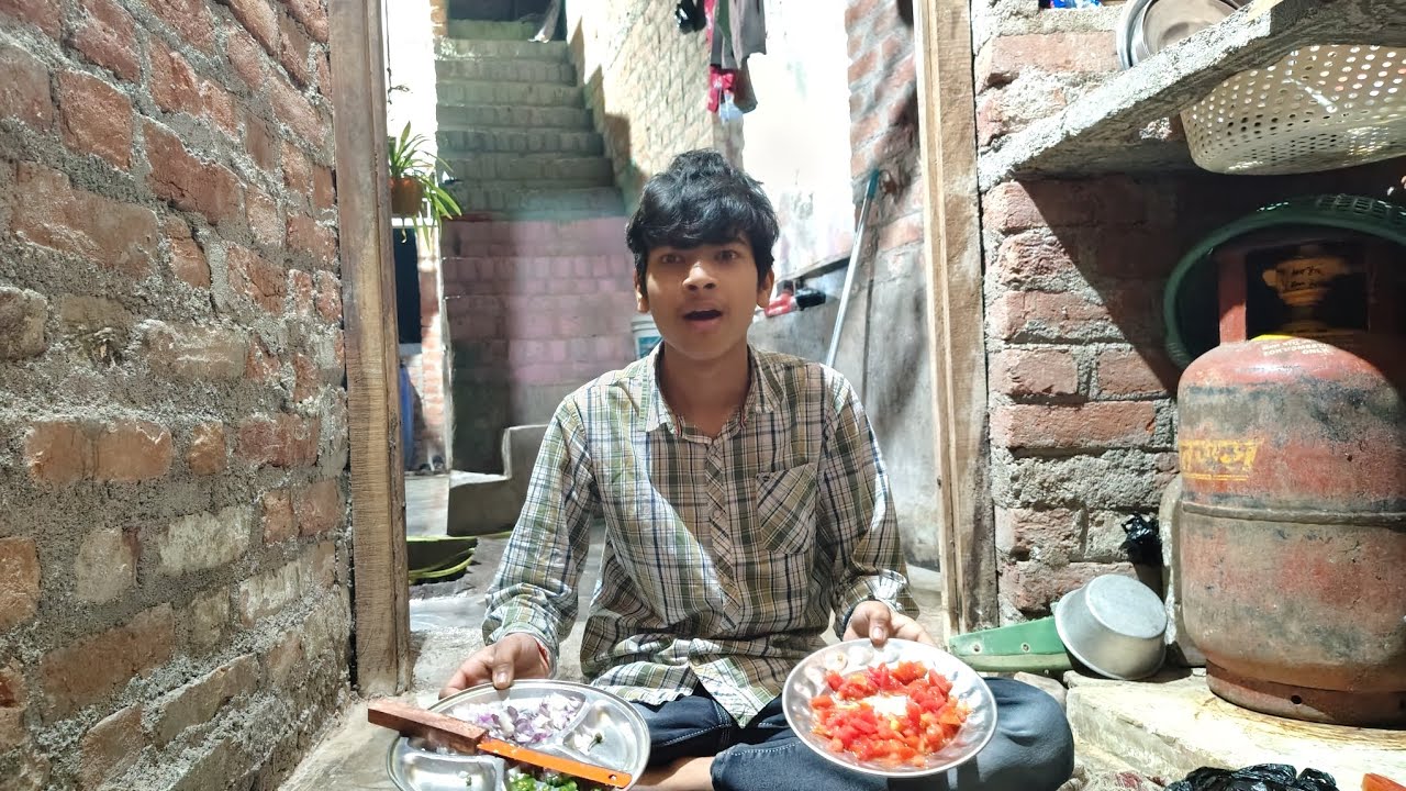 Pahli bar Apne hathon se 😀 roti roll banaya