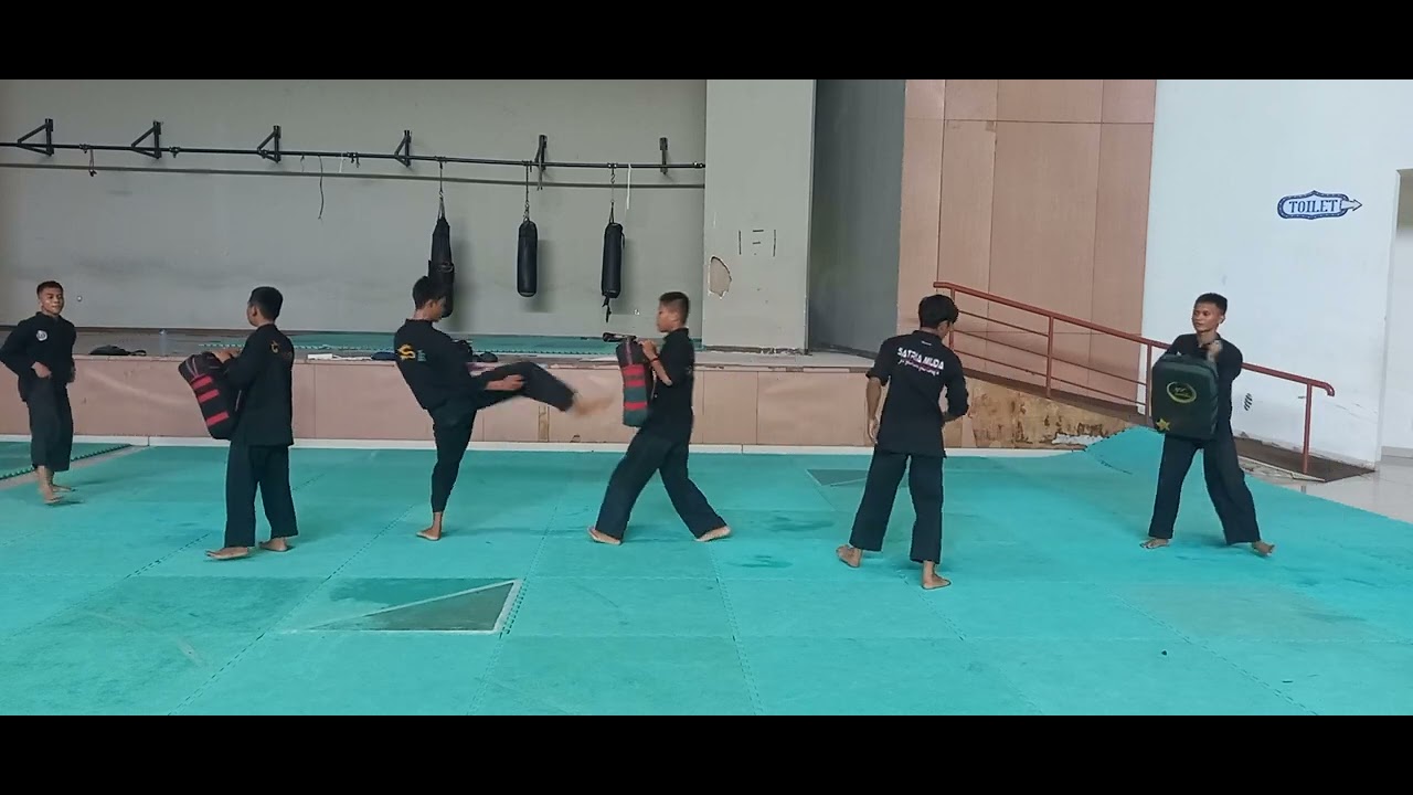 ZAKIYUDDIN 20 Depan Bergerak memasuki jarak serang