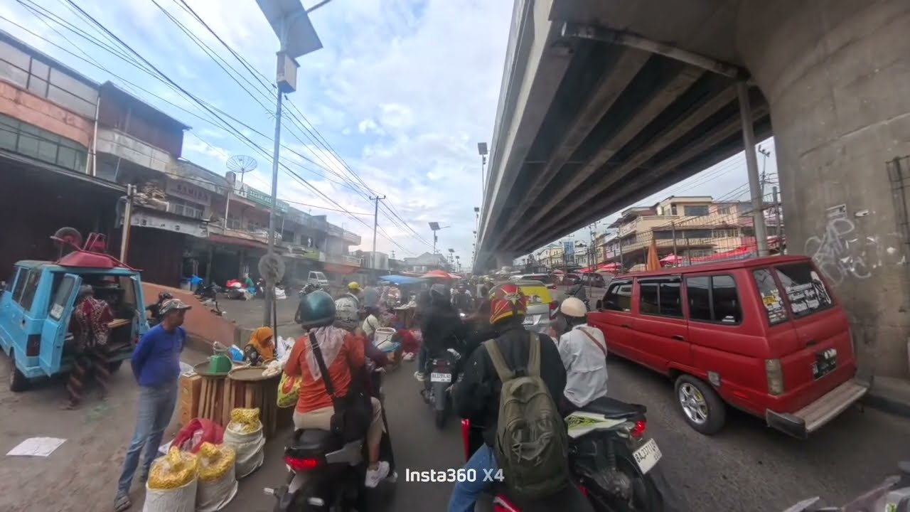 Macet Parah di Bawah Flyover Aur Kuning, Perjalanan di Bukittinggi Sumbar, Minggu 9 Maret 2026