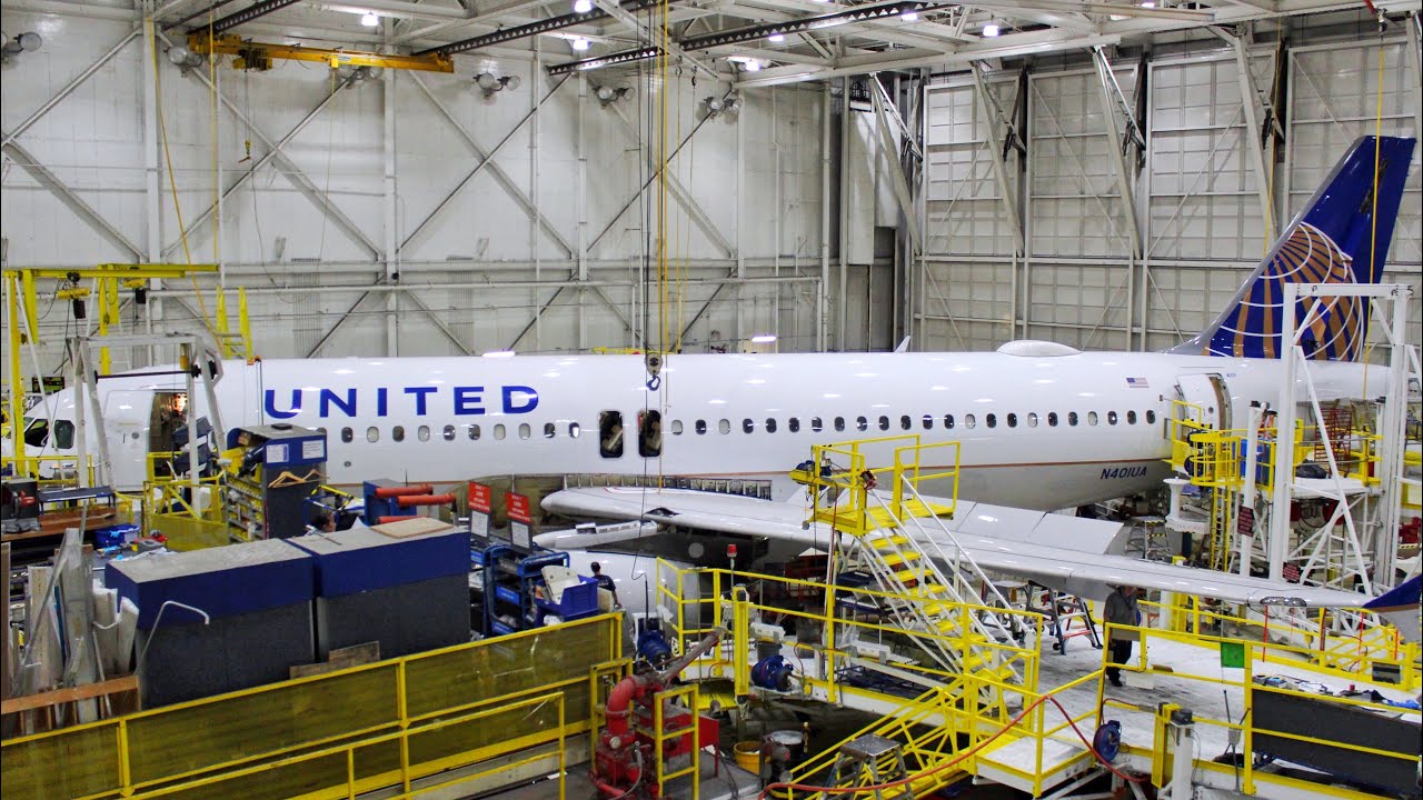 [Behind the Scenes] SFO United Maintenance Hangar Tour