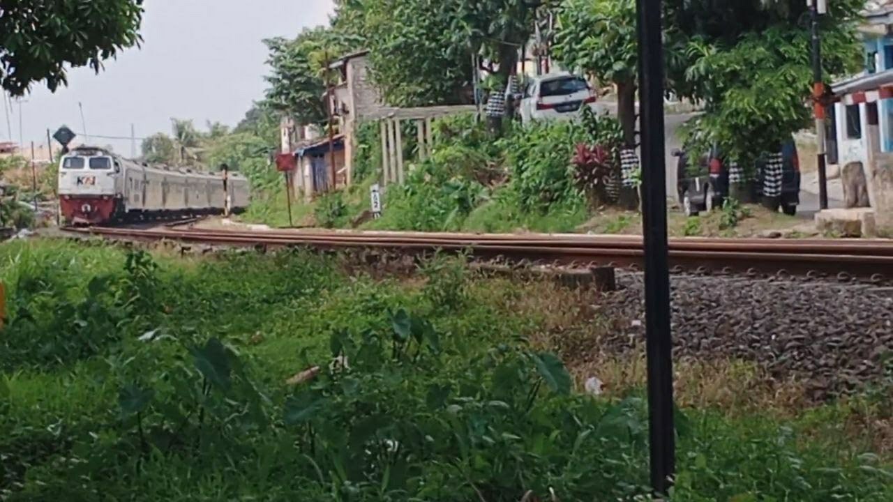 HUNTING KERETA API HARINA SURABAYA BANDUNG PERSIAPAN BERHENTI STASIUN PURWAKARTA ‼️