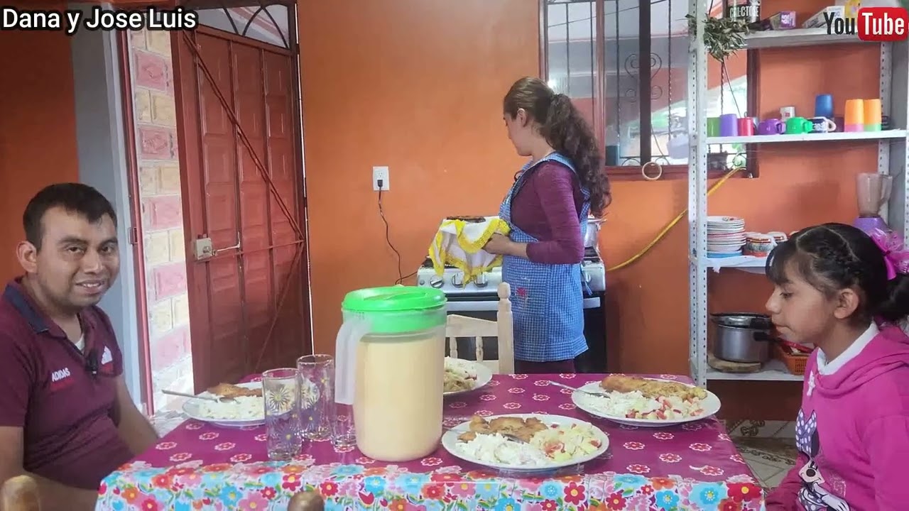 En familia disfrutamos de milanesa ,sopa fría y una rica ensalada 😋😋