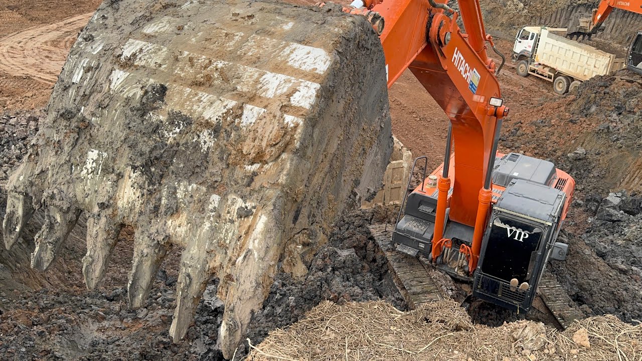 Extreme Mud Excavation with Hitachi Zaxis 350 & Komatsu D65PX | 41 Ton Dump Trucks Working Hard