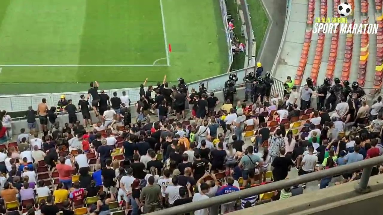 Scandal la pauza meciului FCSB - U Cluj! Ultrașii au sărit la bătaie