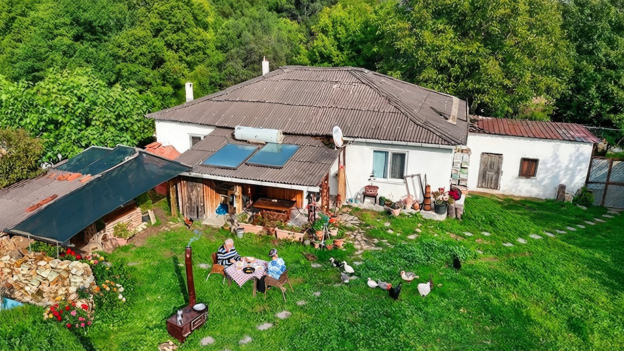 Изолированная но счастливая жизнь независимой пары в отдалённой деревне вдали от цивилизации