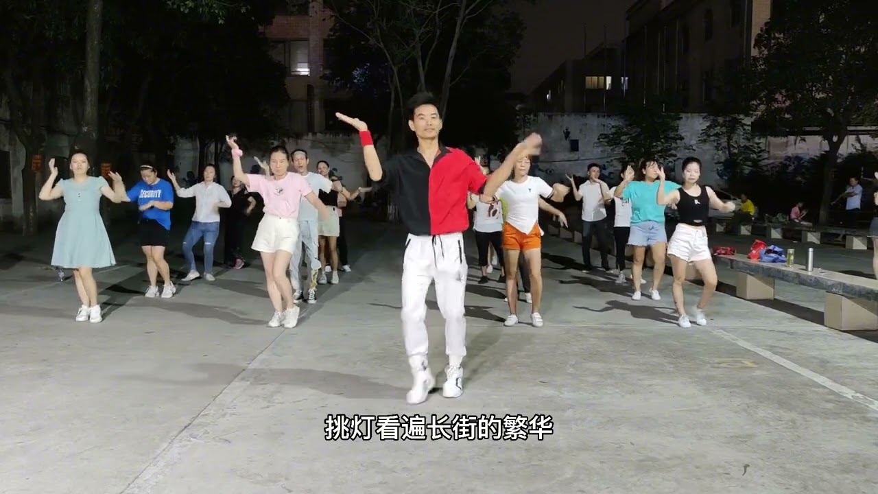 广场舞《笑纳撑伞接落花！