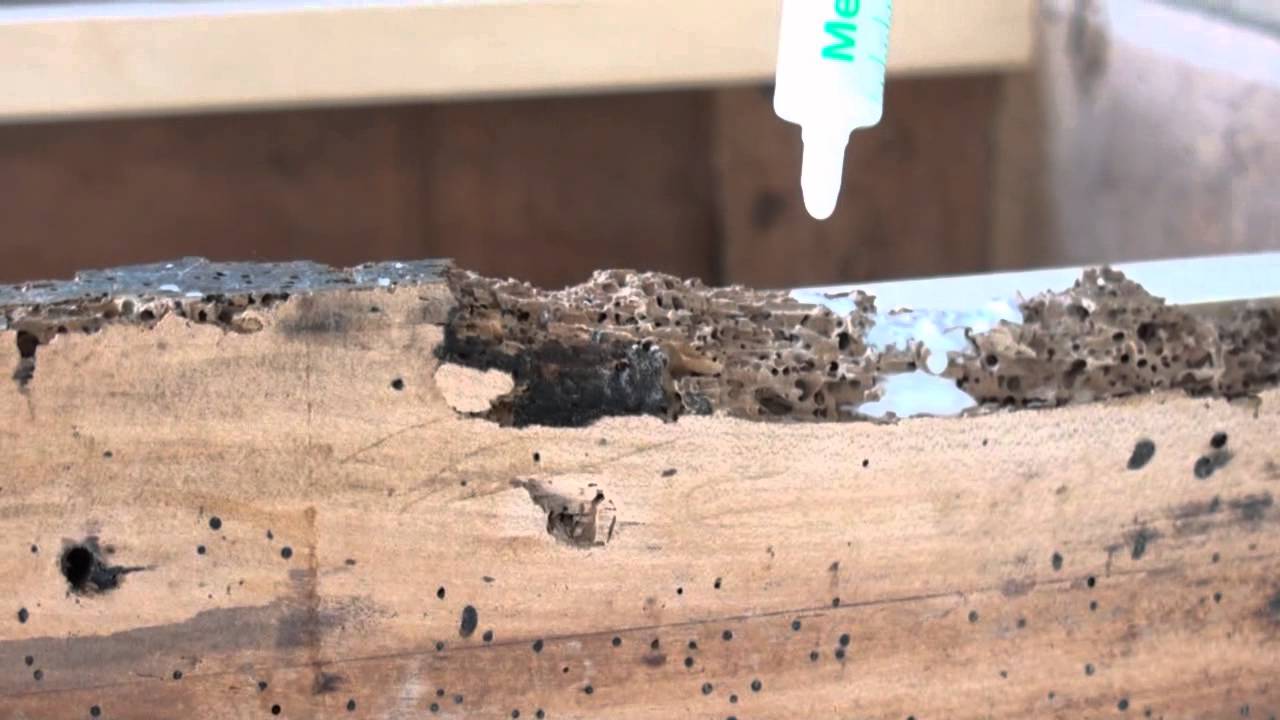 Restauration de meubles, durcir du bois vermoulu avec la résine époxy à l'eau Waterpox.