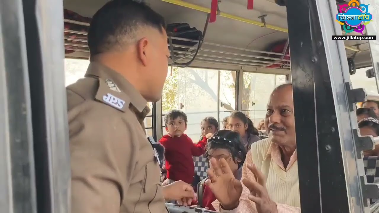 गोड्डा डीएसपी अशोक प्रियदर्शी ने स्कूल बस में सीट से अधिक बैठाए बच्चों को लेकर ड्राइवर को लगाई फटकार