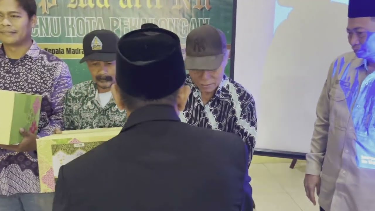 30 PAHLAWAN KEBERSIHAN MADRASAH TERIMA BINGKISAN DARI LP MA’ARIF NU KOTA PEKALONGAN