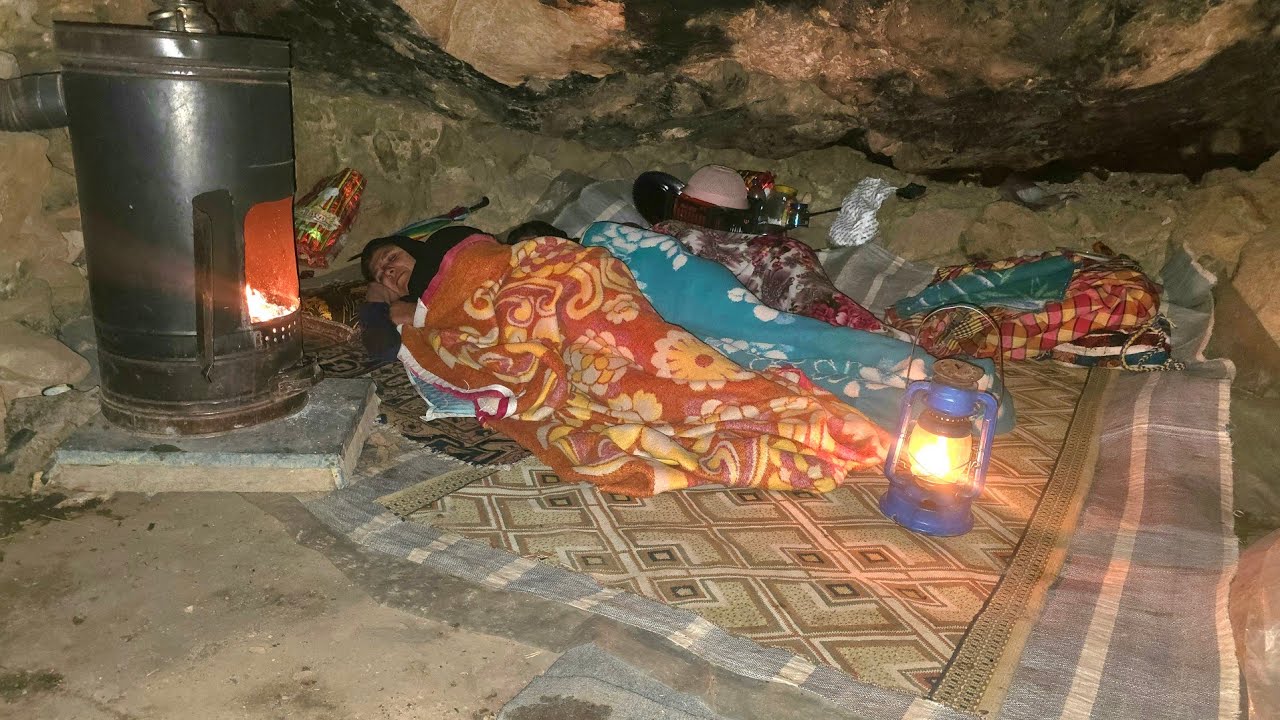 Жизнь кочевых девушек в пещере | Борьба с холодом по ночам и сбор дров ‌🌙🔥