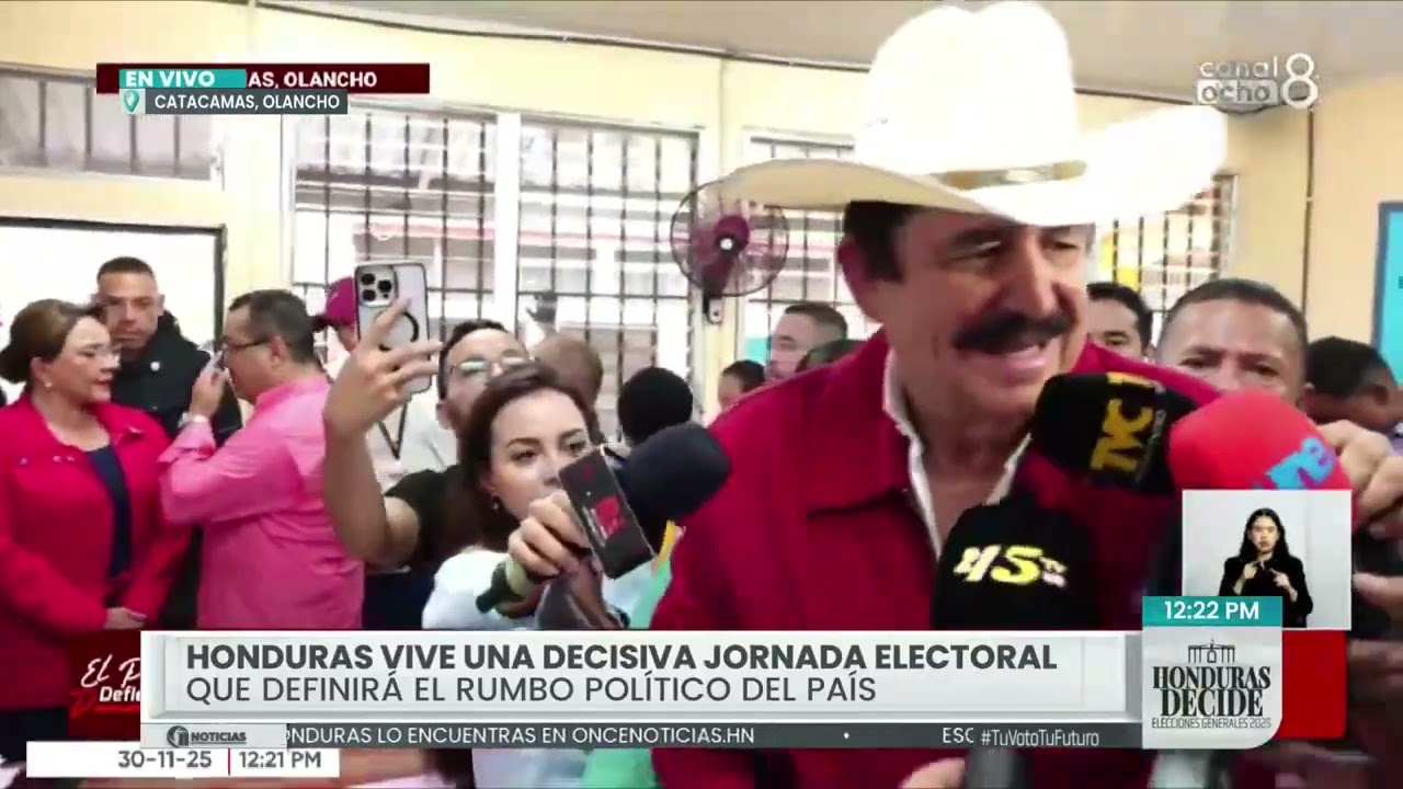 Mel Zelaya Rosales vota en Olancho junto a Xiomara Castro durante la jornada electoral
