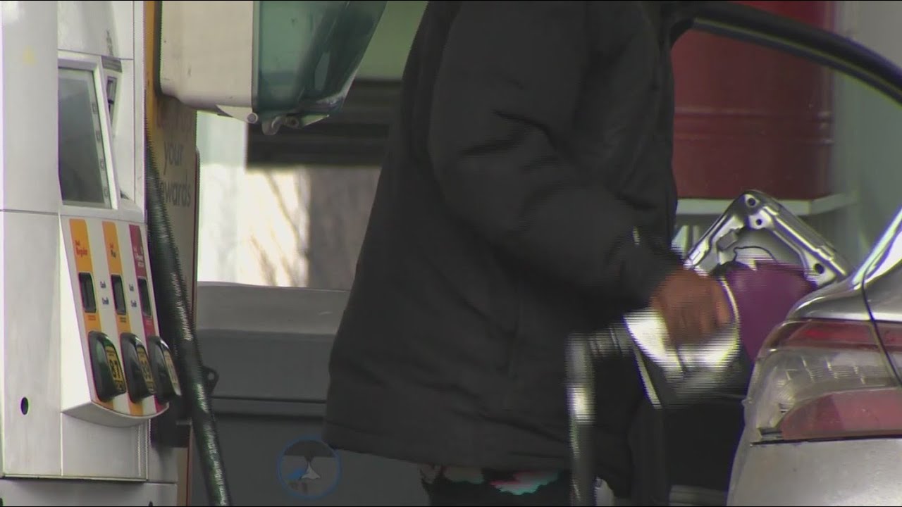 Man shot and robbed while fixing tire at NYC gas station