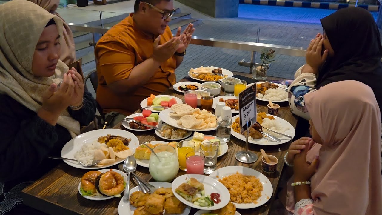 BORONG SEMUA MENU BERBUKA BERSAMA KELUARGA D HOTEL BERBINTANG GES 