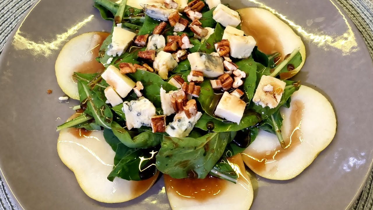 Carpaccio de pêra com salada, nozes e queijo gorgonzola