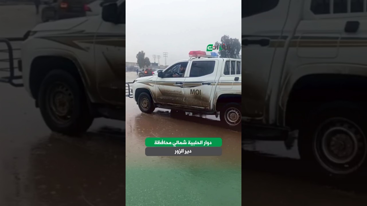 أهالٍ من دير الزور يستقبلون الجيش العربي السوري وقوى الأمن الداخلي عند دوار الحلبية شمالي المحافظة..