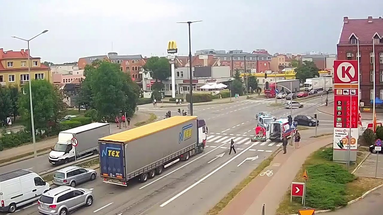 Malbork. Blisko tragedii na przejściu dla pieszych. Kobieta dosłownie odbiła się od TIR-a
